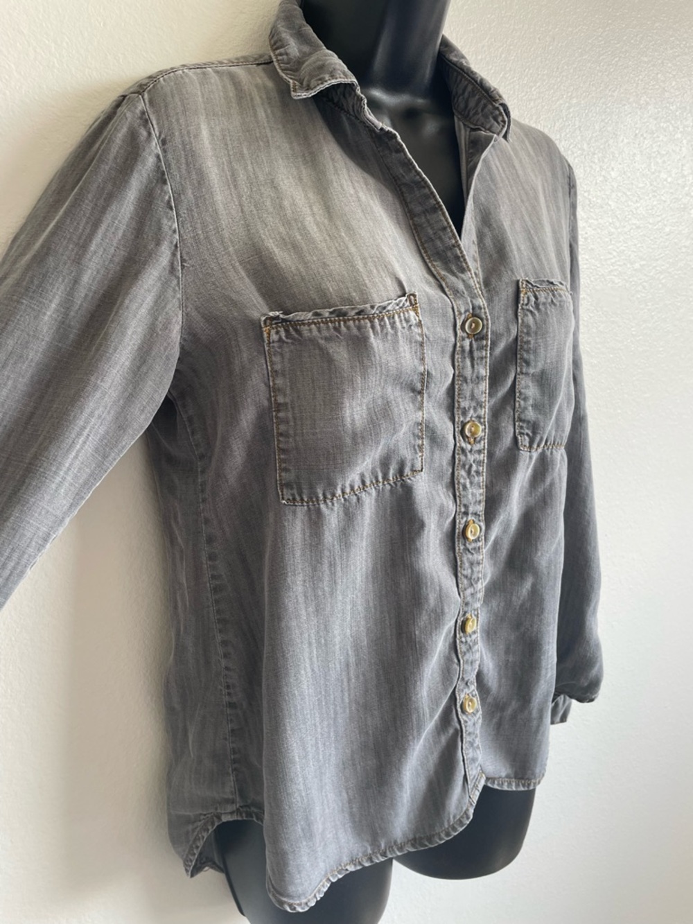 Cloth & Stone Anthropologie Button Down Shirt Gray Chambray Lightweight XS - Picture 3 of 12